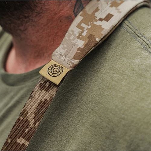 GBRS GROUPs Second Best Sling erbjuder en lätt och anpassningsbar lösning med justerbar längd, minimalistisk nackkudde och dubbla fästealternativ för optimal komfort.
