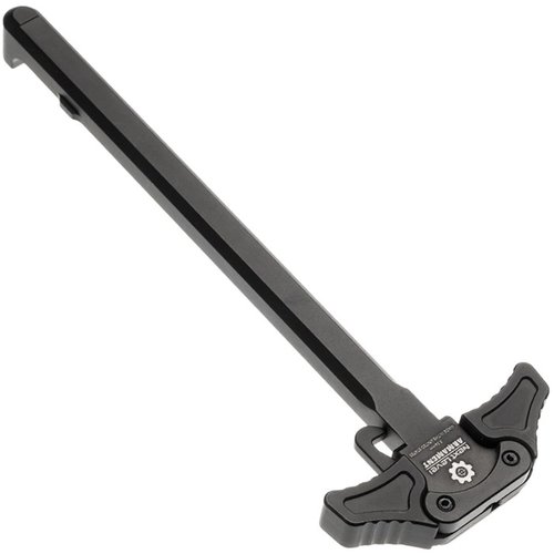 NEXT LEVEL ARMAMENT NLX556 Ambidextrous Charging Handle med små öron ger en slankare profil, tillverkat av 7075 aluminium för hållbarhet och prestanda.