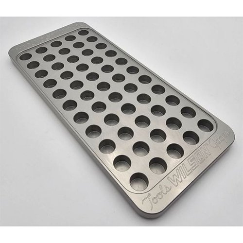 L.E. Wilsons Billet Aluminum Reloading Trays erbjuder hållbarhet, en unik 55-hålsdesign och är stapelbara för effektiv hantering av hylsor.