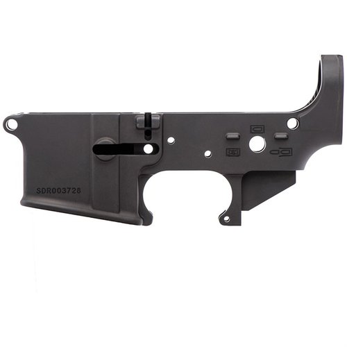 SPIKE’S TACTICAL STRIPPED LOWER RECEIVER II NO-LOGO är tillverkad av 7075 T6 och har en hårdanodiserad finish, perfekt för din AR-15 byggnation.
