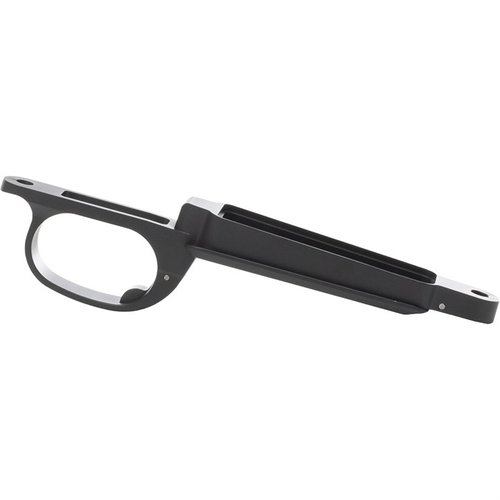 Remington Bottom Metal för 700 Alpha One erbjuder en lätt och hållbar aluminiumkonstruktion med svart anodiserad finish, perfekt för pålitlig prestanda och passform.