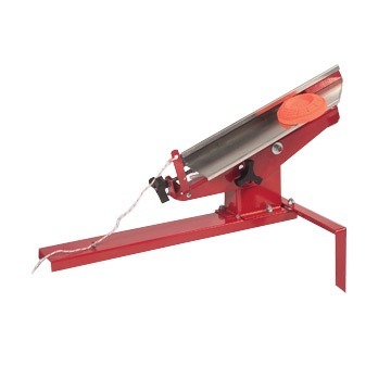 TRIUS 92S Trap är en lättanvänd och justerbar lerduvekastare för en person, med aluminiumarm och hållbara oljesmorda bussningar för pålitlig skjutning.