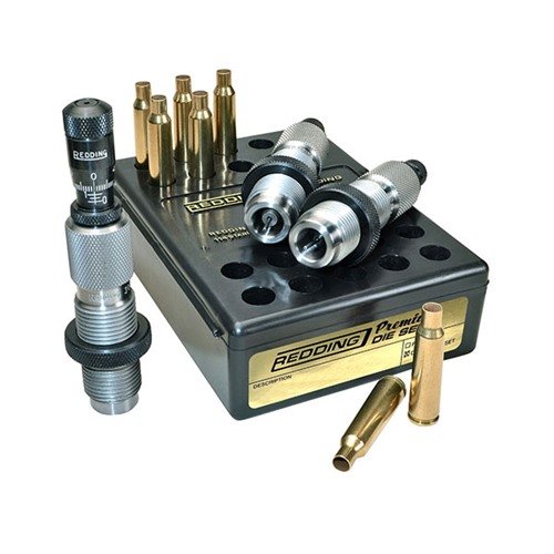 Redding Premium Deluxe Die Set erbjuder precision med en Carbide Size button för smidig resizing och Bullet Micrometer Seating Die för exakt justering av kuldjup.