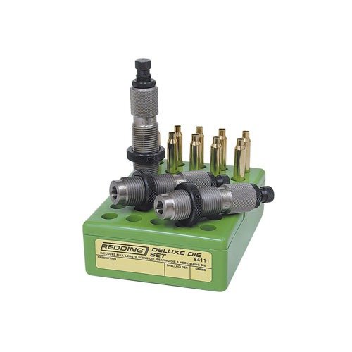 Redding Deluxe 3-die set för 6.5x55mm Swede inkluderar fullängdsskjutning, standard seating och neck sizing die, tillverkade av högkvalitativt stål för livslång hållbarhet.