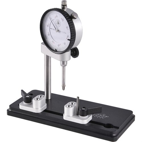 Sinclair Concentricity Gauge är lättanvänd och exakt, med justerbara bärblock, stabil basplatta och möjlighet att mäta både hylsor och laddade patroner.
