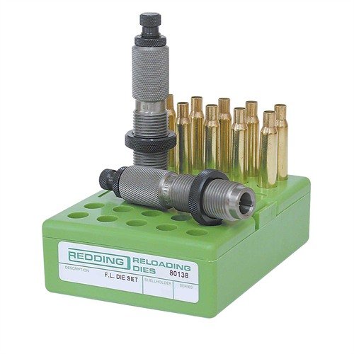 Redding FL Die Set för 30 M1 Carbine inkluderar en full length sizing die och en standard seating die, perfekt för noggrann och pålitlig ammunitionstillverkning.