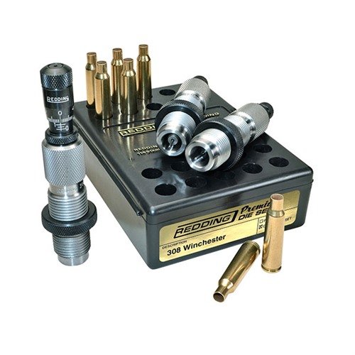 Redding Premium Deluxe Die Set för 308 Winchester erbjuder hög precision med Carbide Size-knapp och Bullet Micrometer Seating Die för exakt justering av projektilens djup.