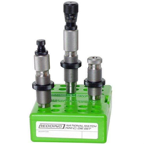 Redding National Match Die Set för 6.5mm Creedmoor inkluderar Full Length Sizing Die, Taper Crimp Die och Competition Bullet Seater för bästa resultat.