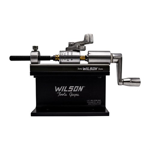 Wilson Case Length Trimmer Kit erbjuder en hållbar finish, justerbar Stop Screw och kan trimma .17 - .45 kaliber hylsor, perfekt för alla skytteentusiaster.