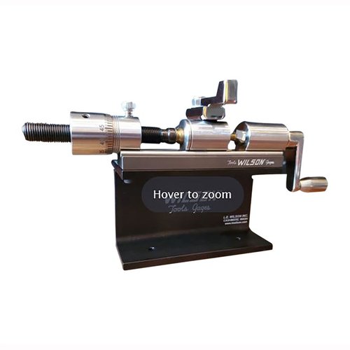 Wilson Case Length Micro Trimmer Kit erbjuder exakt trimning av .17 - .45 kaliberhylsor med micrometerjustering och hållbar finish i rostfritt stål.