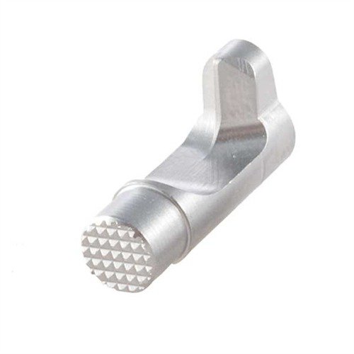 Den förlängda magazine release-knappen ger snabbare magbyten med ett halkfritt, djupt räfflat grepp och är tillverkad av högkvalitativt stål för precision.