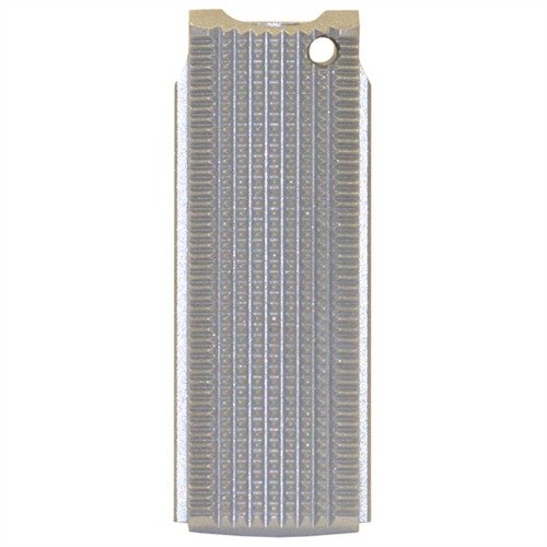 Den platta mainspring housing i rostfritt stål från Wilson Combat har djup checkering för ett fast grepp och säkerställer att din 1911 Auto ligger stabilt i handen.